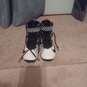 Nike high top football cleats 2y, around 7 year old size